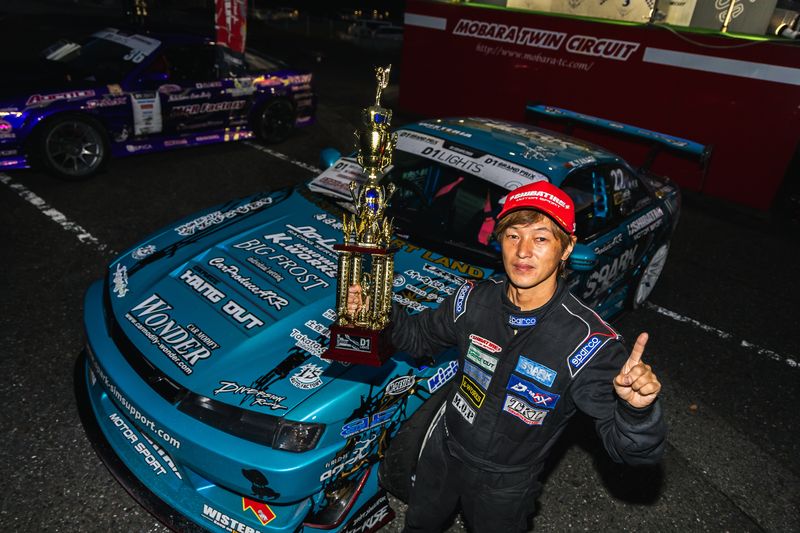 柳和孝 - D1ライツ優勝トロフィーとS14